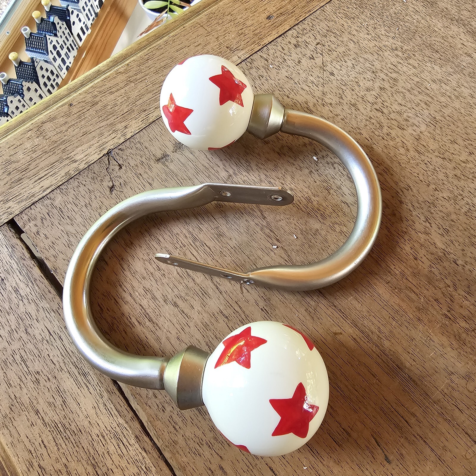 Pair Of Pottery Barn Kids White With Red Stars Ceramic Curtain Tie-backs