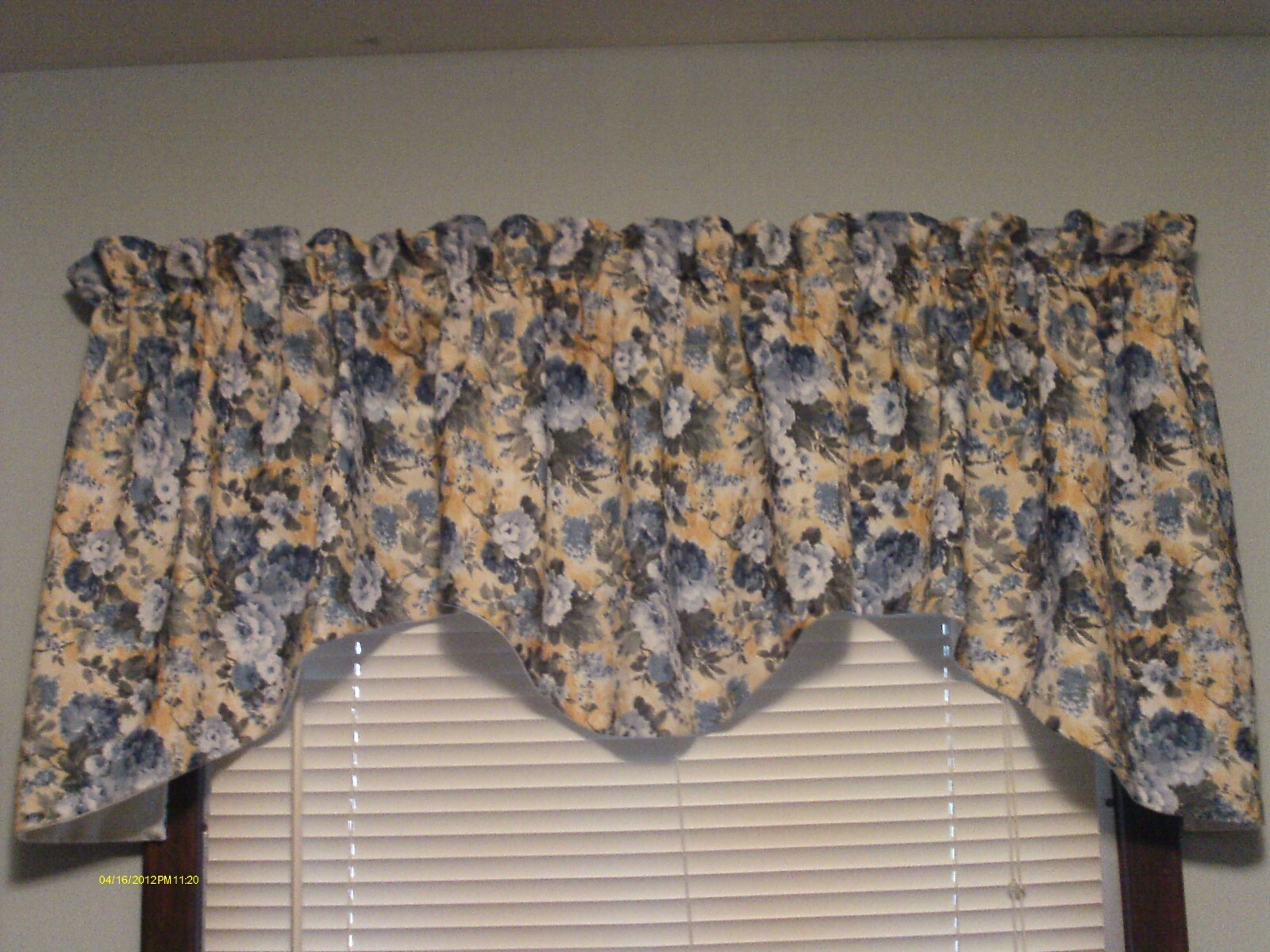 Valance Blue & White Roses 76″ x 14 3/4″ to 22 1/2″