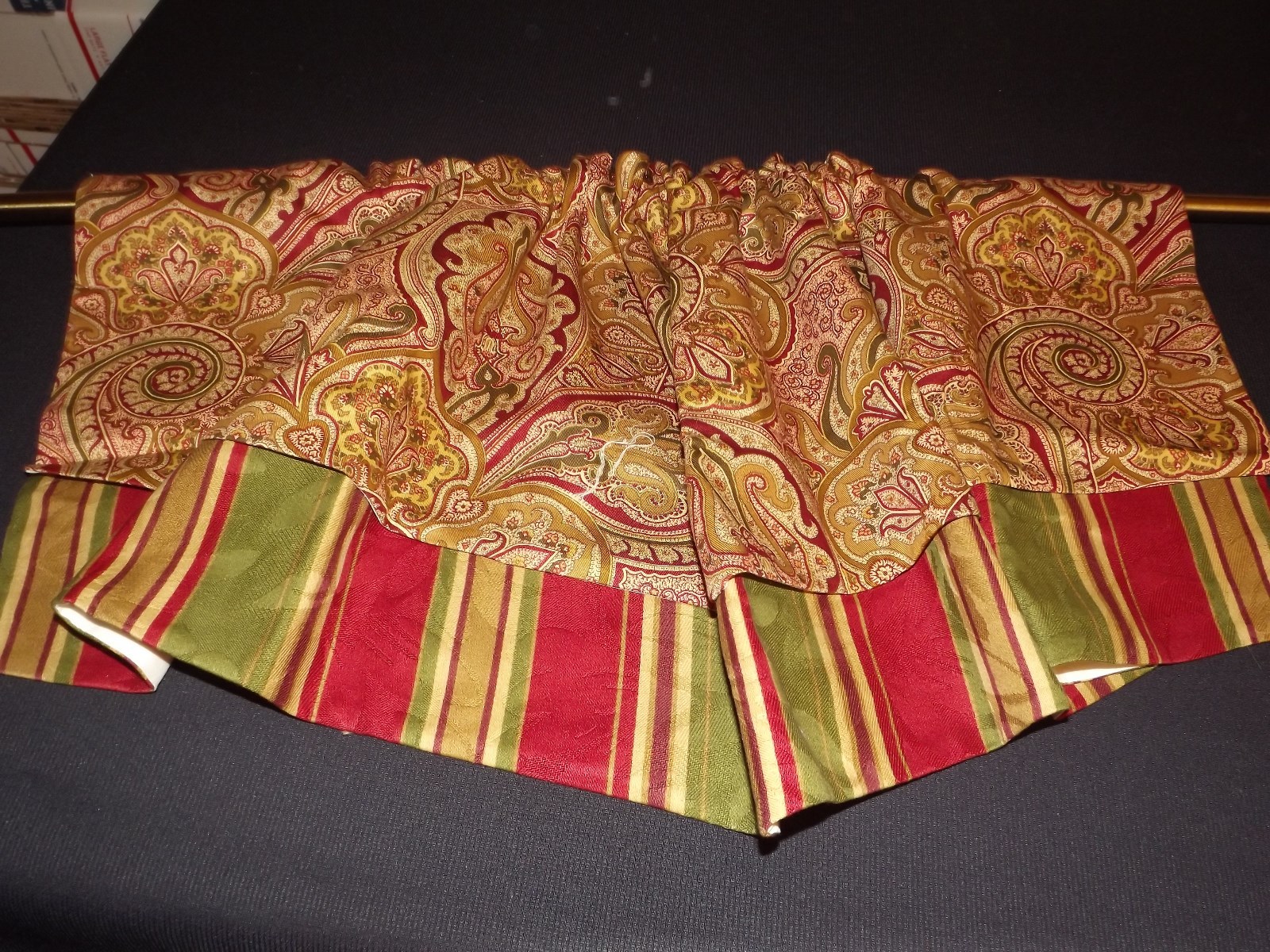 WINDOW VALANCE V-SHAPED BURGANDY GOLD GREEN 42X12 16.5″ center PAISLEY STripes