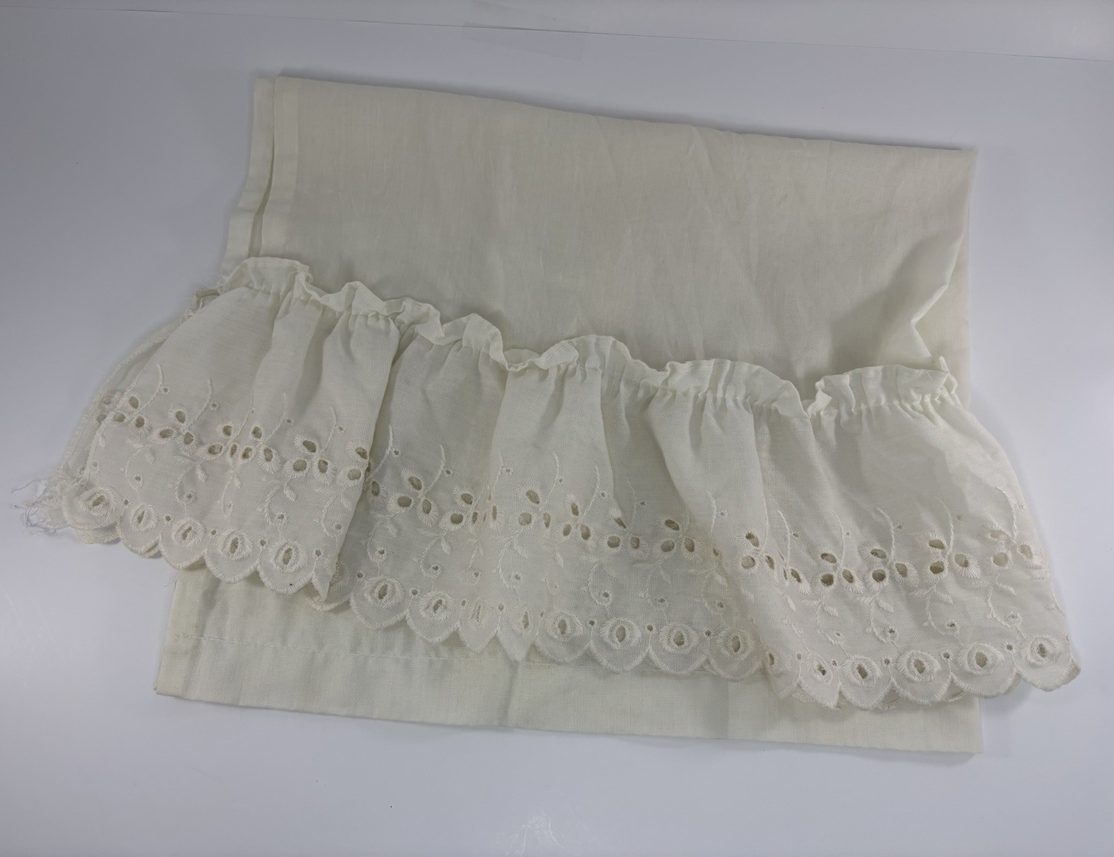Vintage White Cotton Embroidery Eyelet Border Scalloped Curtain 29”X23” Cottage
