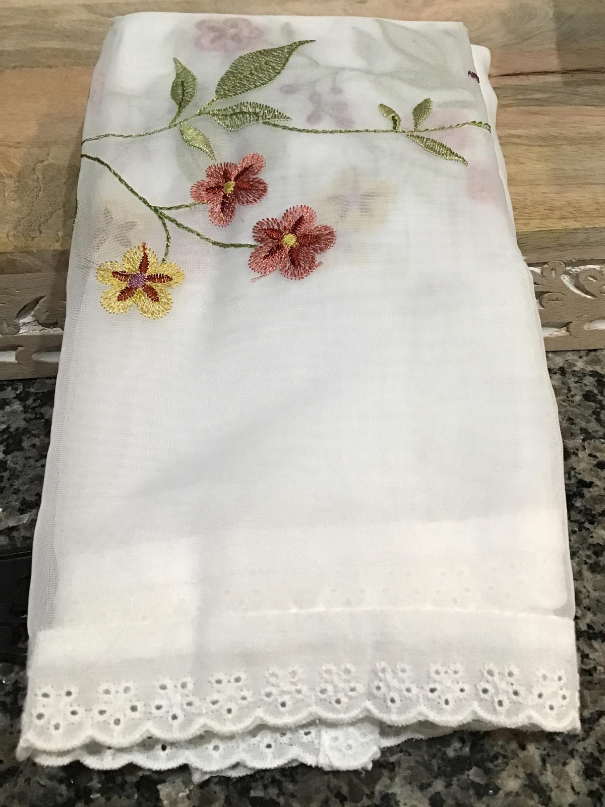 LIVING COLORS “Tier & Valance Set” Flowers Of Mauve, Yellow, Violet New In Pack