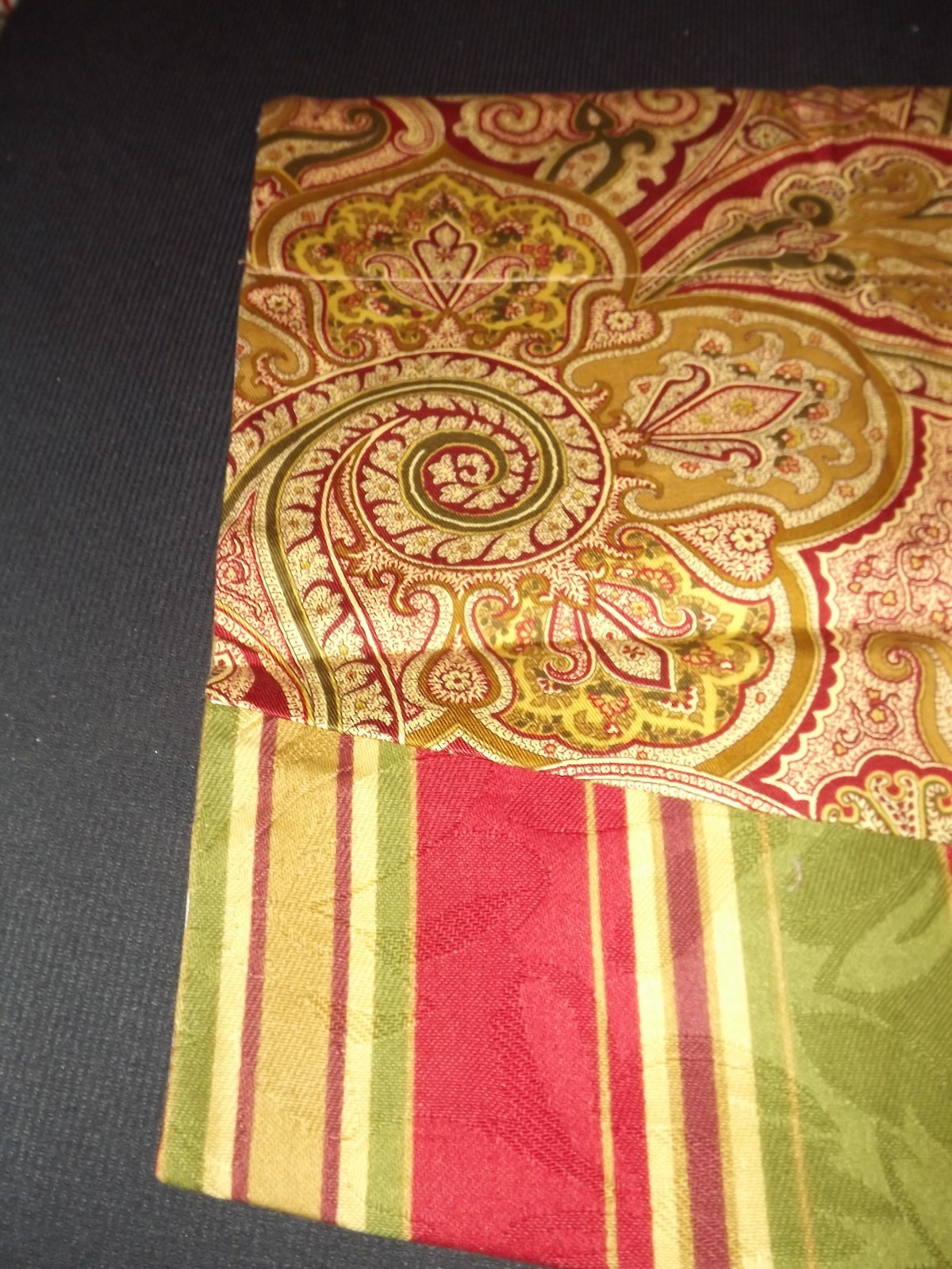 WINDOW VALANCE V-SHAPED BURGANDY GOLD GREEN 42X12 16.5″ center PAISLEY STripes
