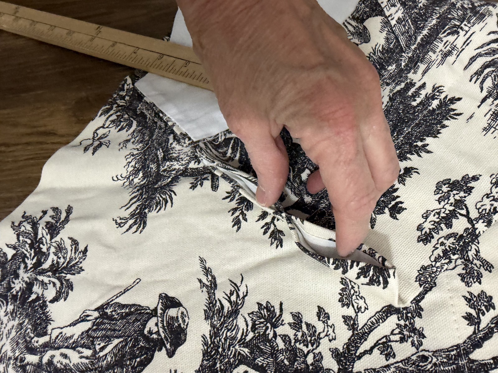 Waverly Country Life Toile Valances Ascot Beige Black Set of 3