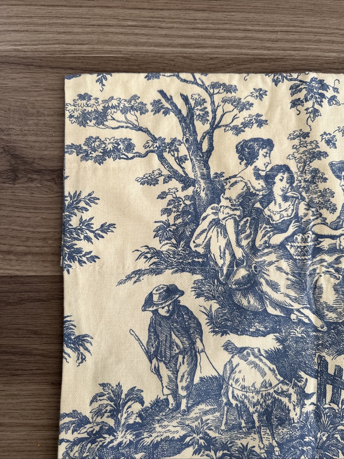 Waverly Country Life Toile Blue And Cream Scalloped Lined Window Valance
