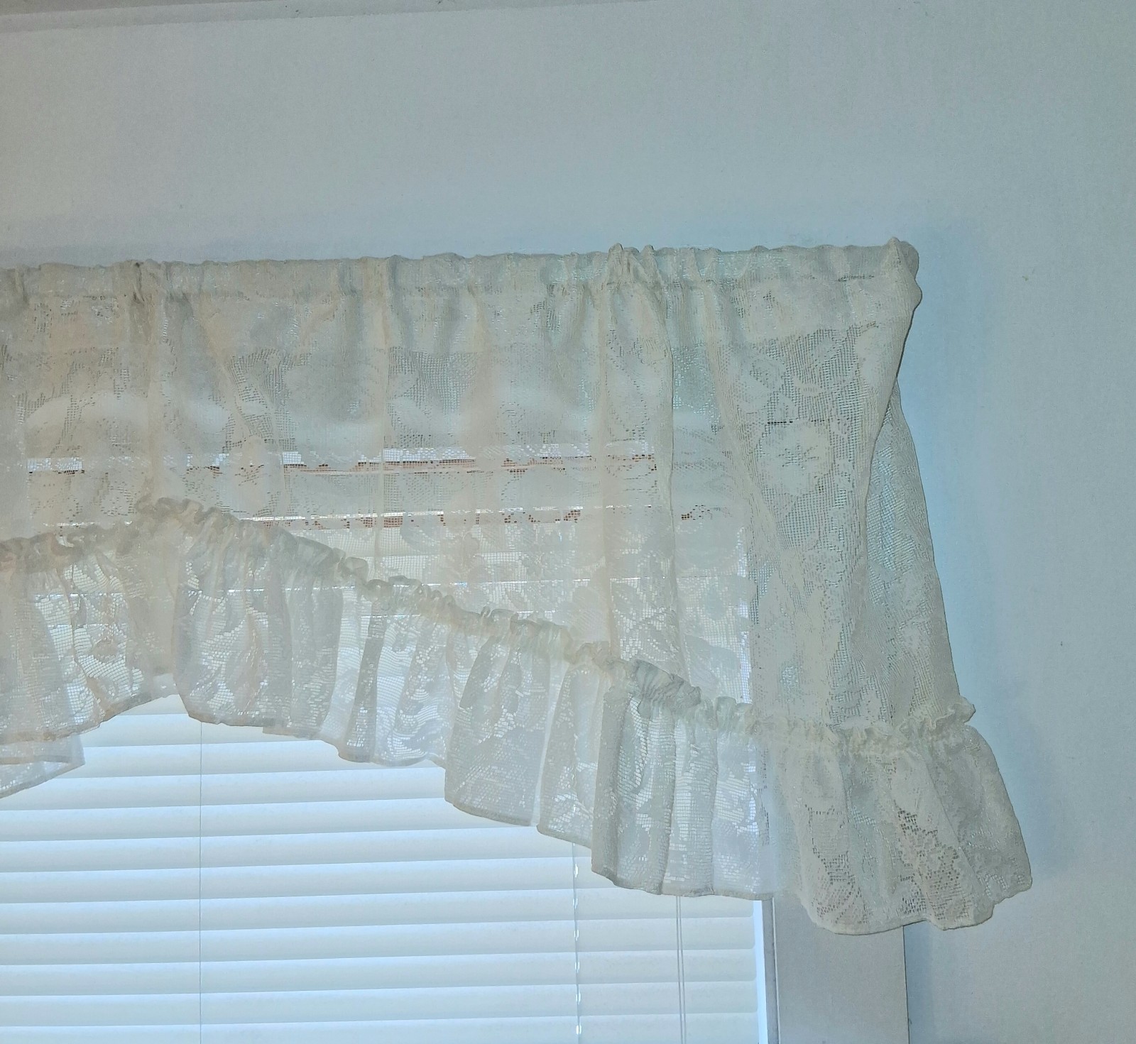 ROSE LACE SCALLOPED 2PC SWAG VALANCE SET Off White EUC 33 x 19 each Side