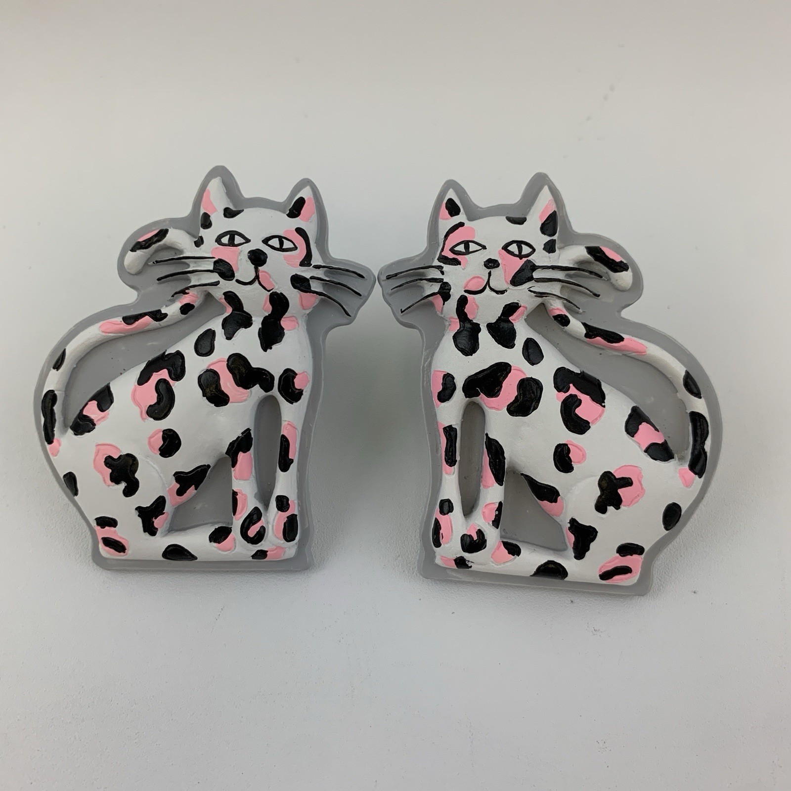 Lillian Vernon Ceramic Pink Black Leopard Cats Curtain Holdbacks Wall Mount Set