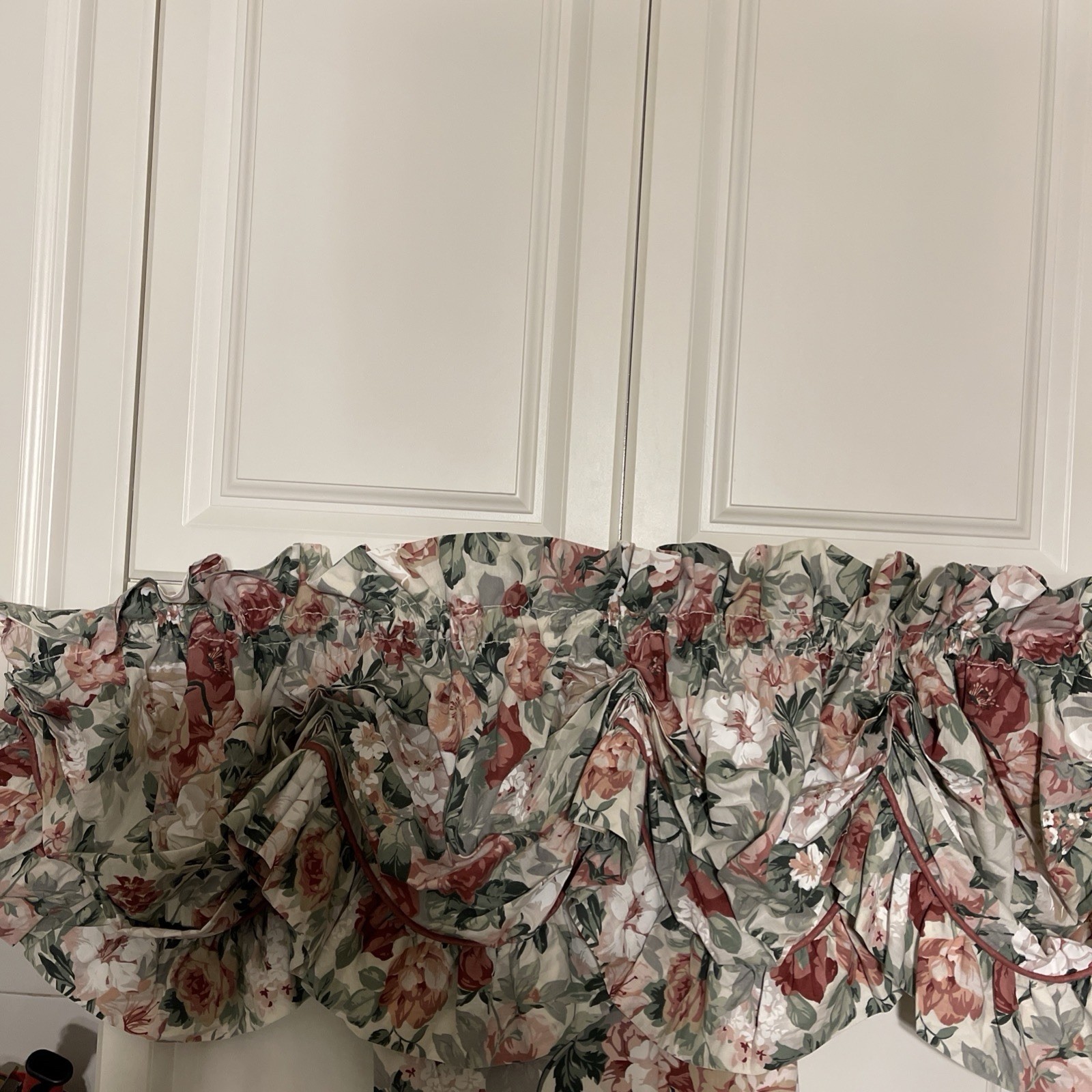 1 CROSCILL ARBOR ROSE CABBAGE PINK ROSES RUFFLED GATHERED VALANCE 84” X 17″