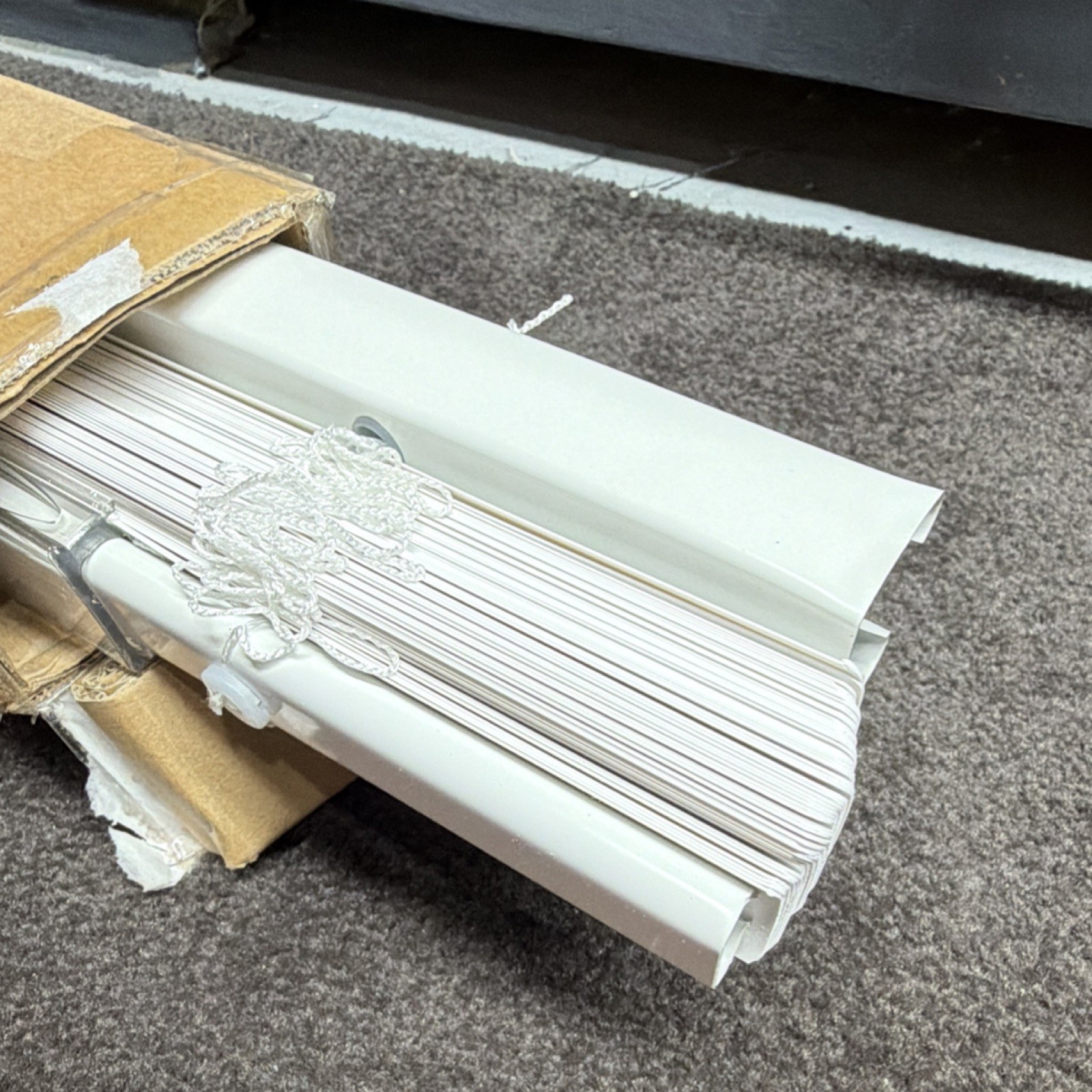 Cordless Vinyl Horizontal Blind White 1 in Slat 30-1/2 x 48 in