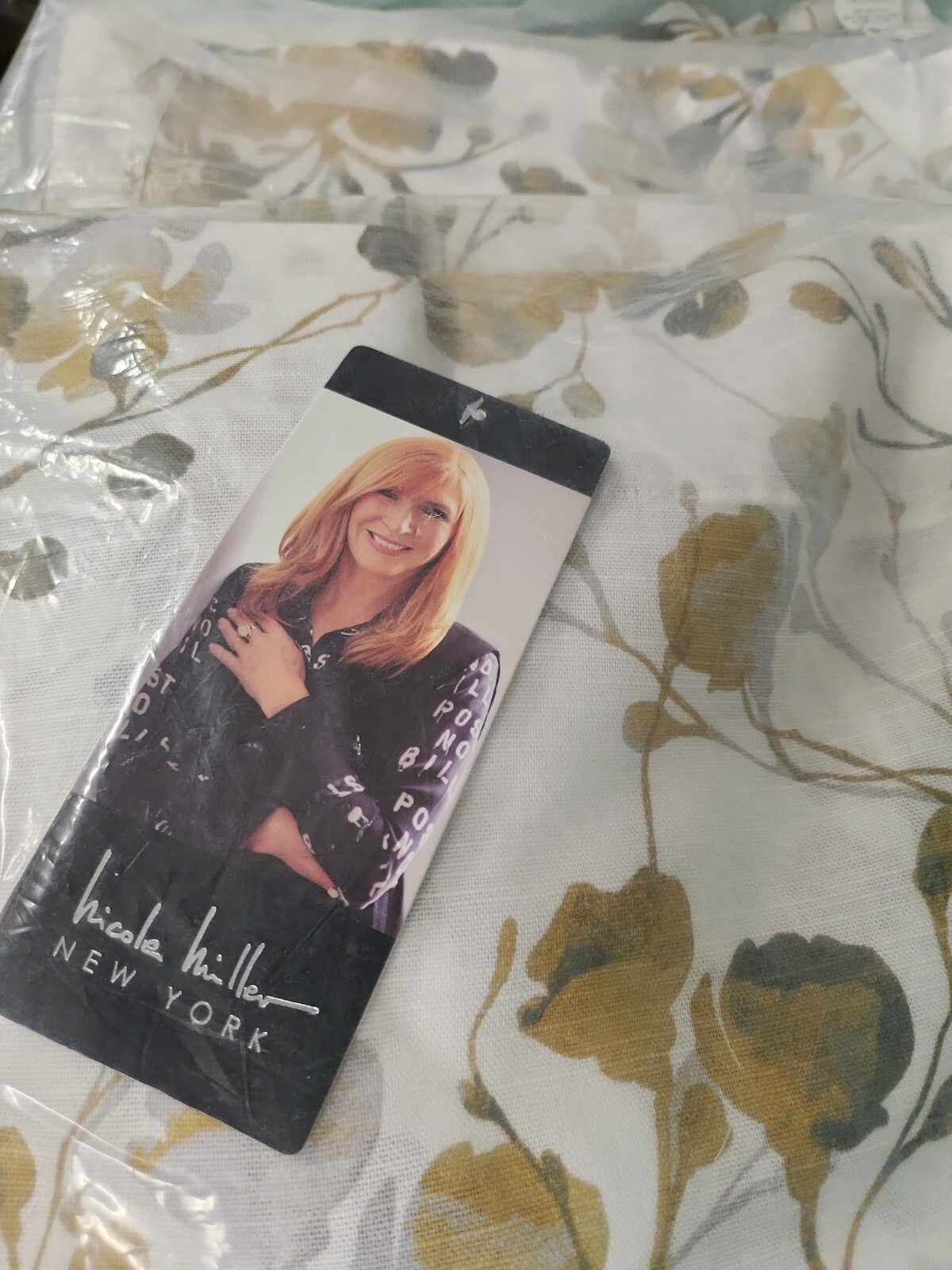 Nicole Miller 100% Cotton Lillan Gold /Miel dore 50’×84″ 4 Panels NWT