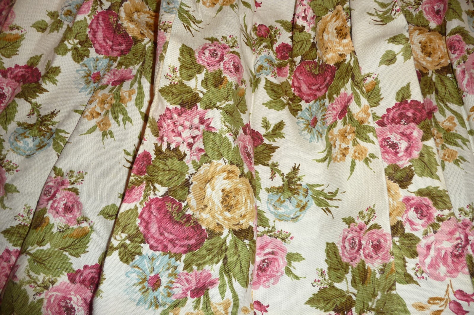 Pleated curtain panel white Pink floral Top 17″ Bottom 44″ Length 23″ 5 pleats