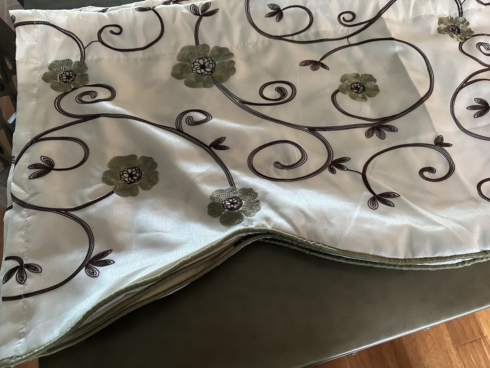 Lush Decor Valance, 18 X 42, 100% Polyester, Floral DesignWith Ivory Background