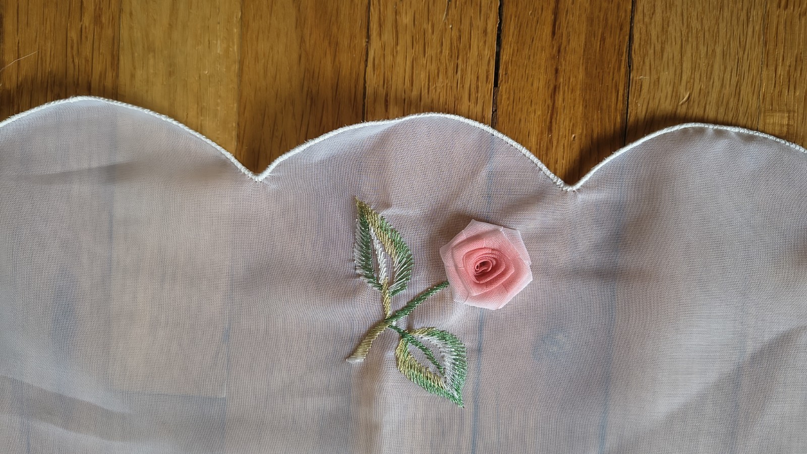 Vtg Peek-A-Bloom Sheer Organza Scarf Valance Embroidered Pink Roses Scalloped