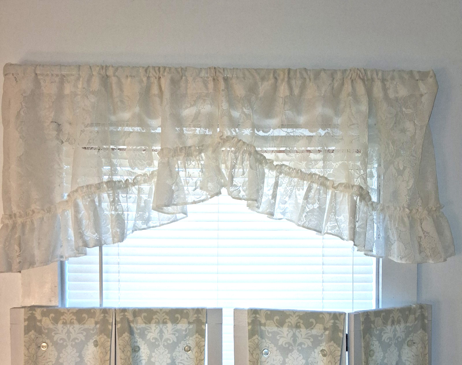 ROSE LACE SCALLOPED 2PC SWAG VALANCE SET Off White EUC 33 x 19 each Side