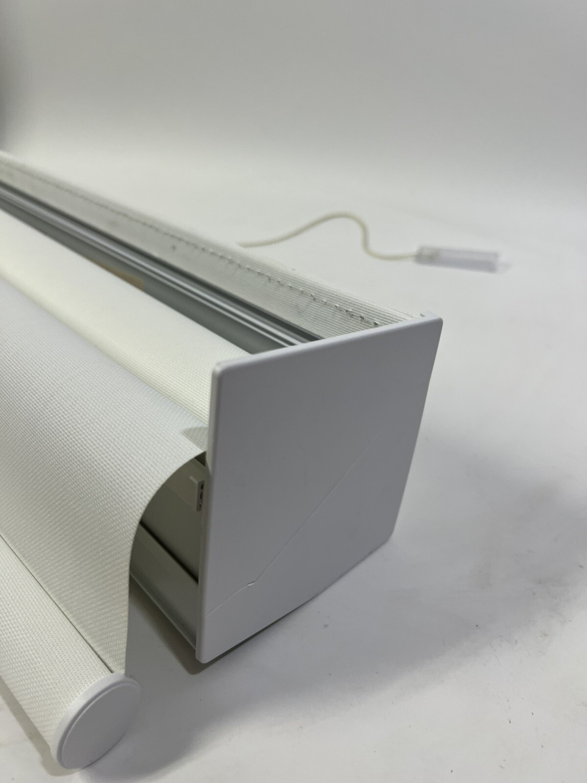 NEW Hunter Douglas Silhouette Window Shade White Size 27 7/8 x 70 1/8