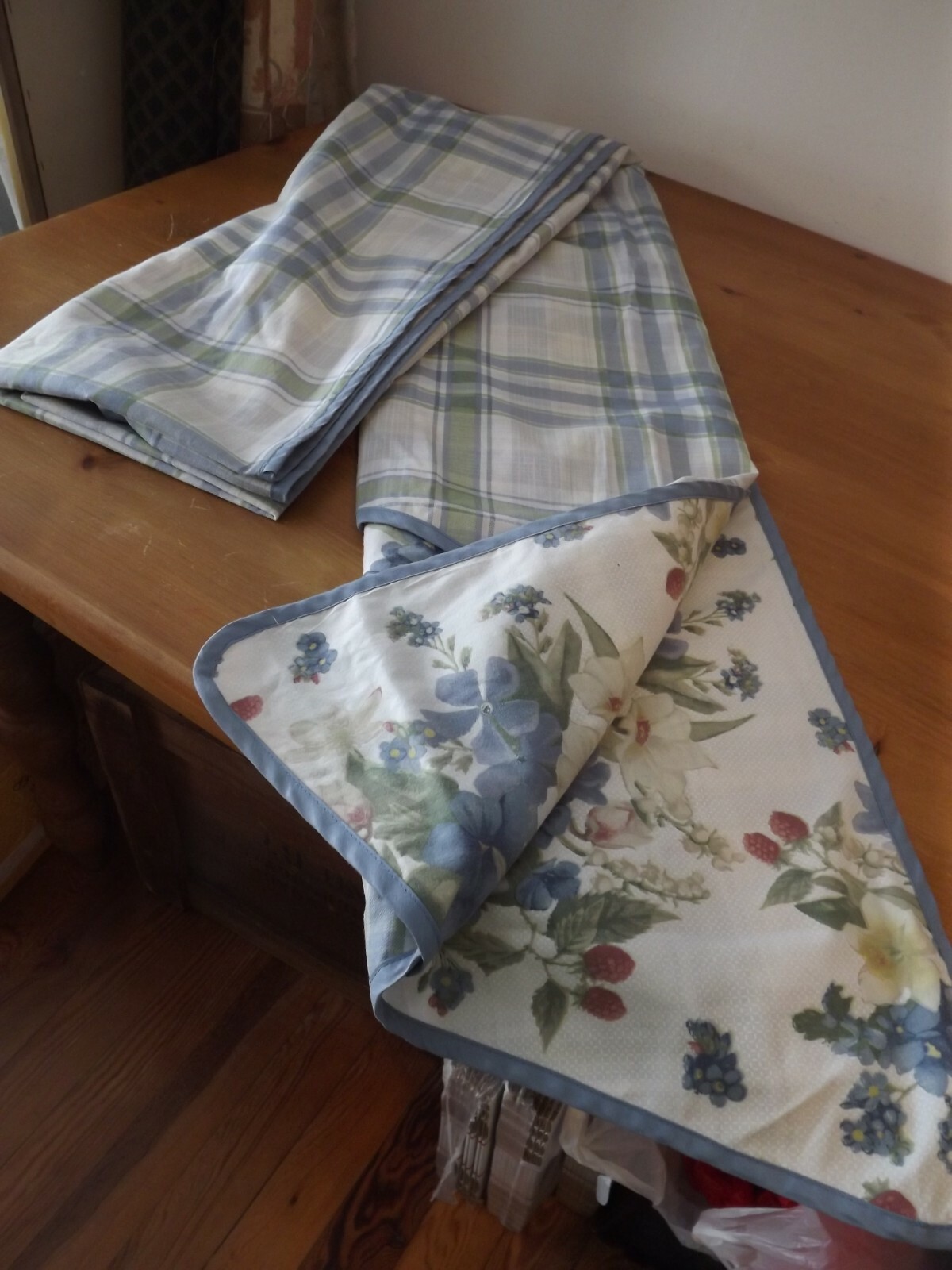 CROWN CRAFTS window treatment SCARF reversible FLORAL & PLAID 42″ X 136″ PERIWIN