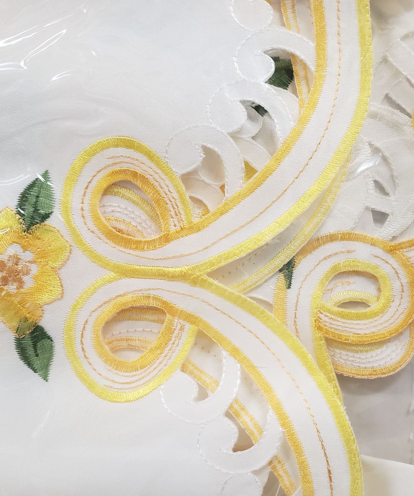 1 Embroidered Cut-out Window Valance (17″Lx58″W) SPRING FLOWERS,YELLOW ROSES, CE