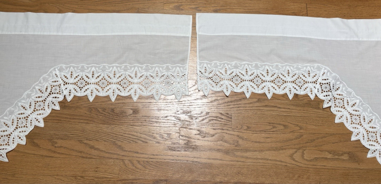 2 Vintage Filigree Eyelet Lace Edged Ivory Cafe Curtain Valences Cottage Country