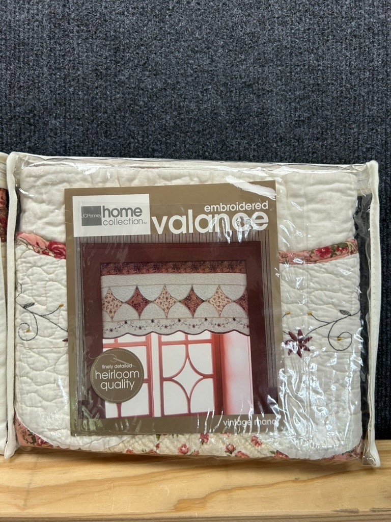 JCPenney Home Collection Quilted Embroidered Valance Vintage Manor 52×15 – Set