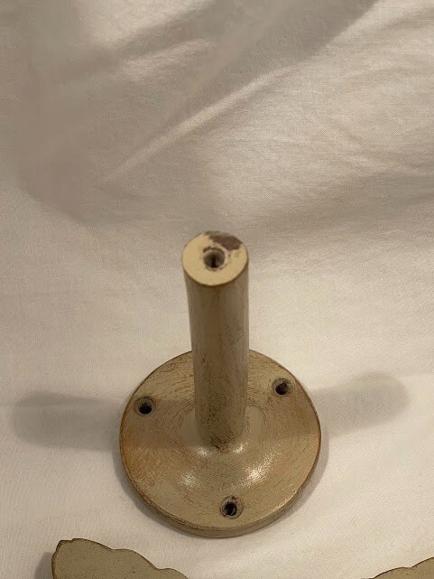 DRAPERY HOLDERS OR HOLDBACKS. KIRSCH 5-1/2″X5-1/2″ STEM 5″ BEIGE, GOLD, DISTRESS