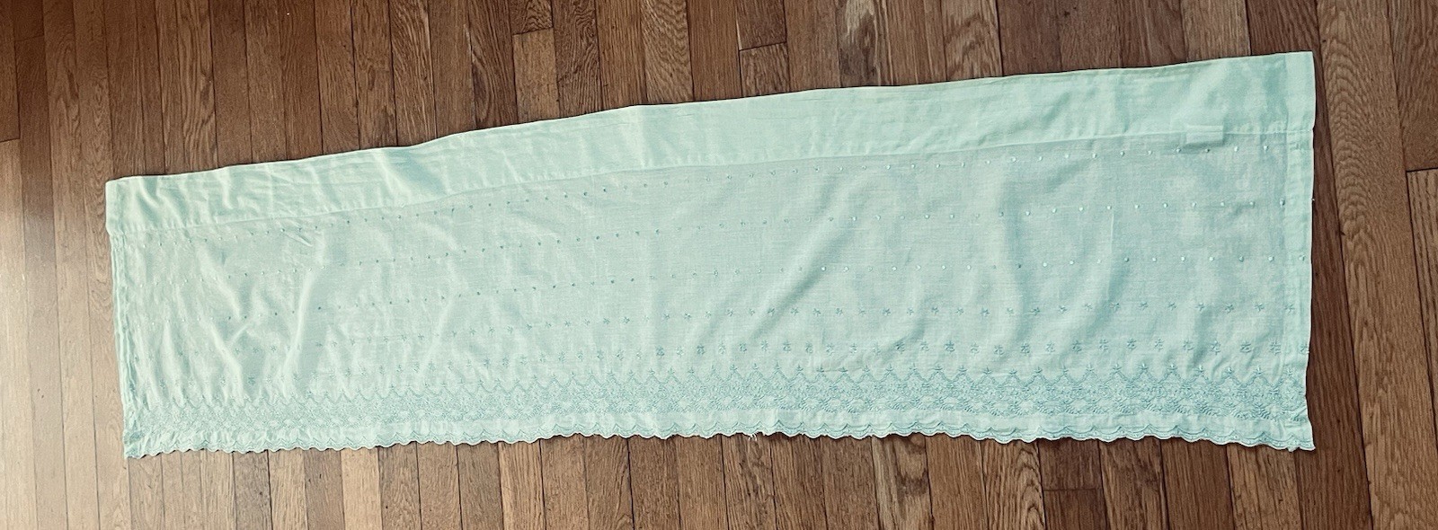 NWT Simply Shabby Chic 1 Window Valance 15 x 60 Green Scalloped Edge Embroidered