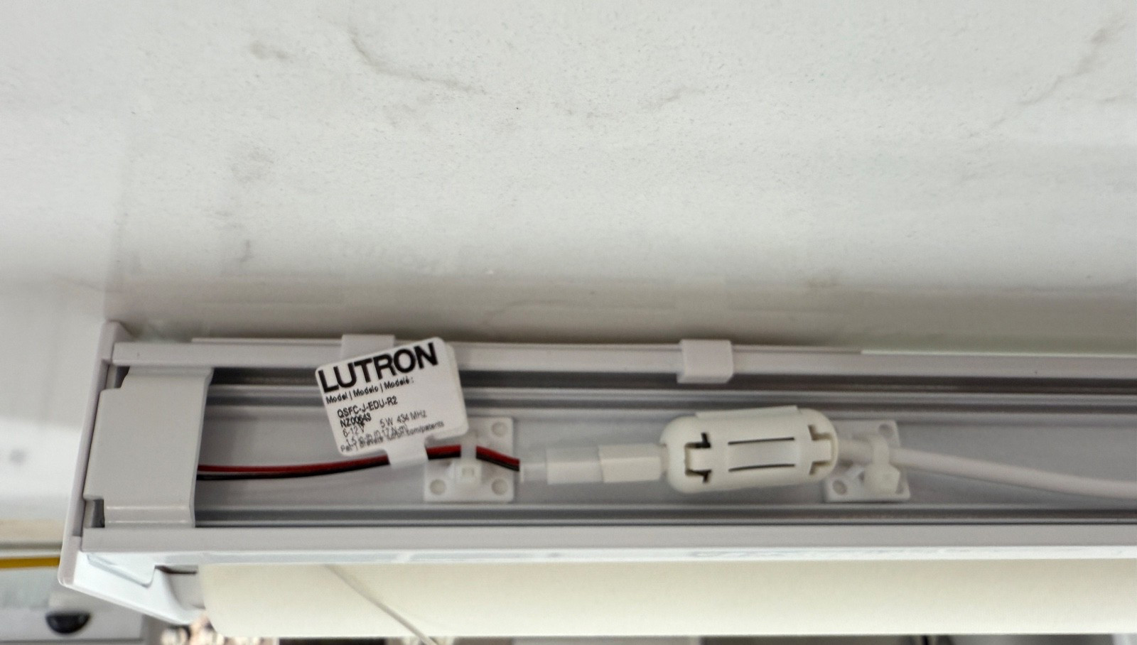 NEW Lutron Triathlon Motorized Roller Shade – 73 1/8″ W x 65″ H – White Fabric