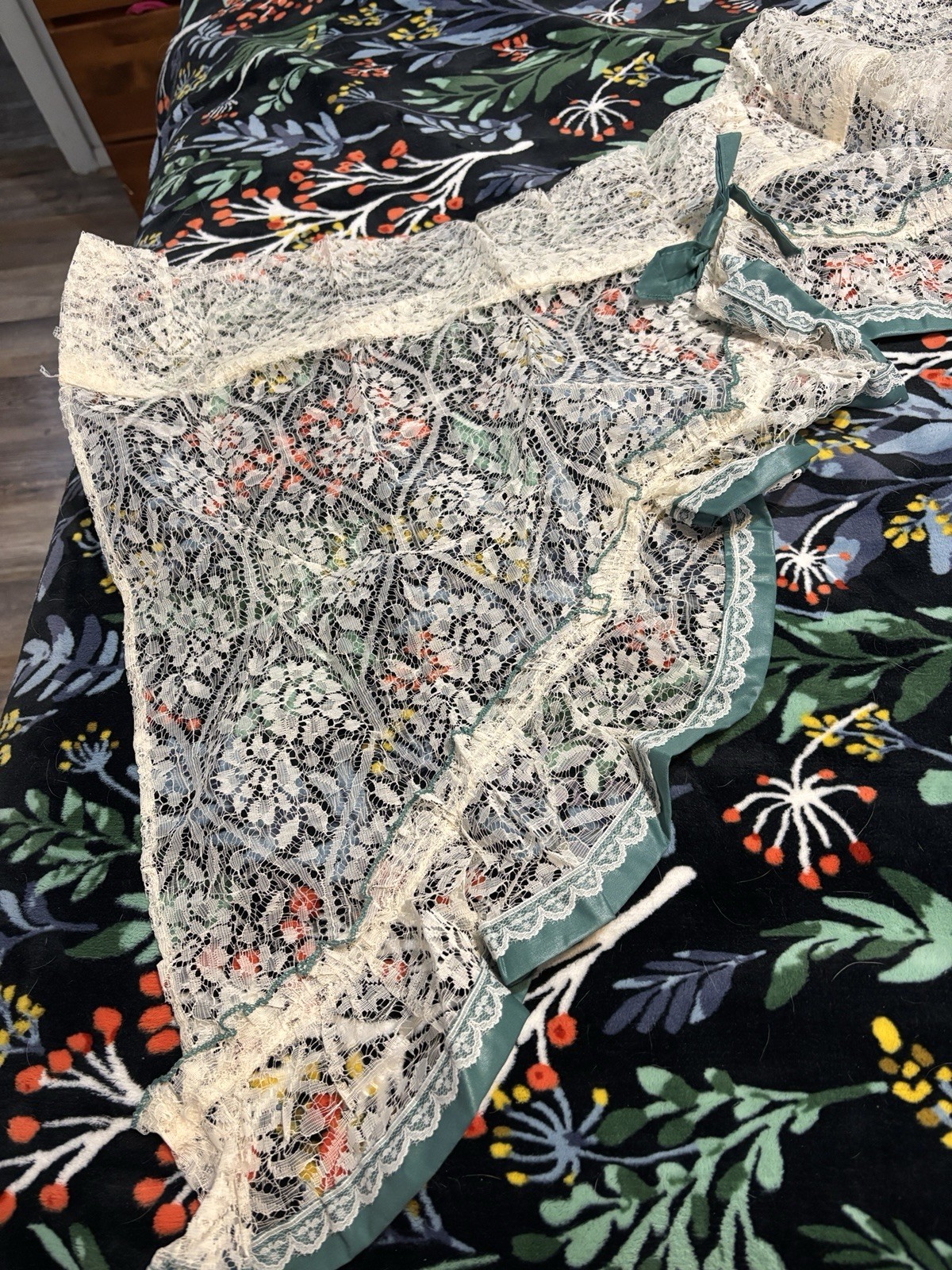 Vtg 1980s Double Crescent Lace Swag LOT of 4 New 80 x 30 Green Satin Lace Bows