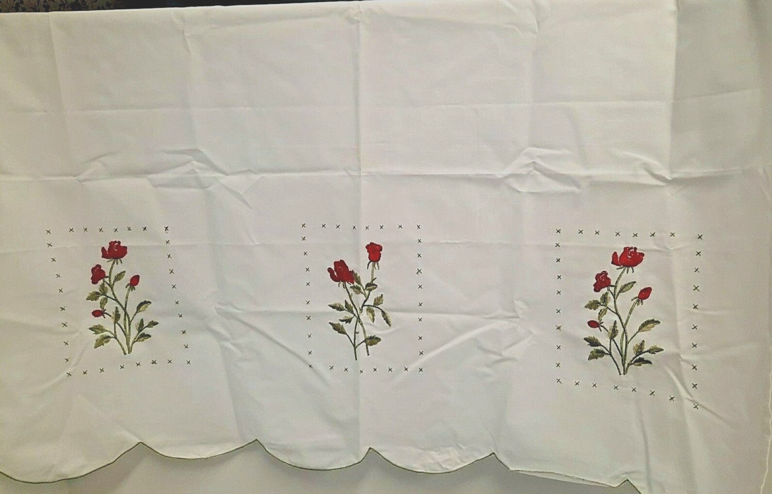 NIP ‘Designables’ Pair Tiered Curtains 60″ W x 24″ L White Embroidered Red Roses