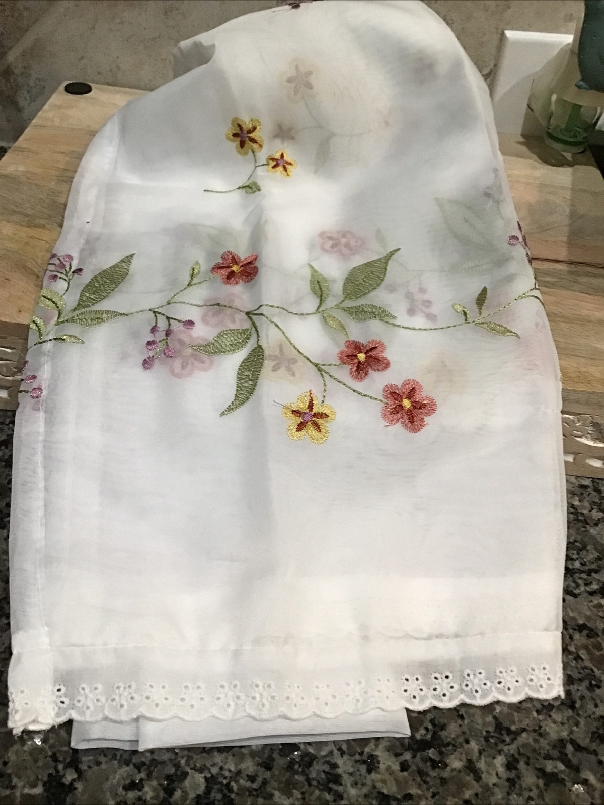 LIVING COLORS “Tier & Valance Set” Flowers Of Mauve, Yellow, Violet New In Pack