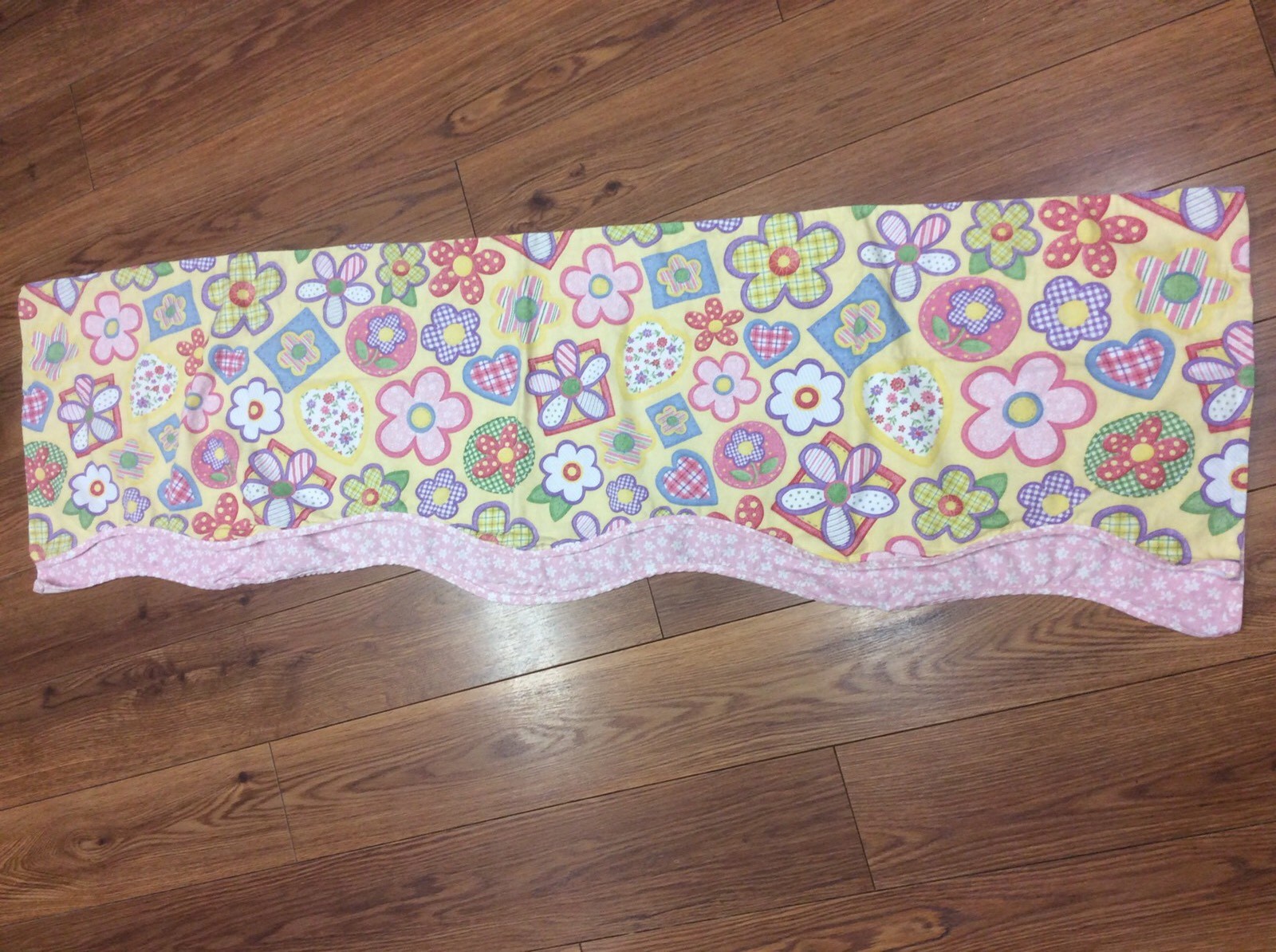 WAVERLY KIDS VALANCE YELLOW PINK FLORAL HEARTS SMALL FLORAL ACCENT 50X16 NICE!