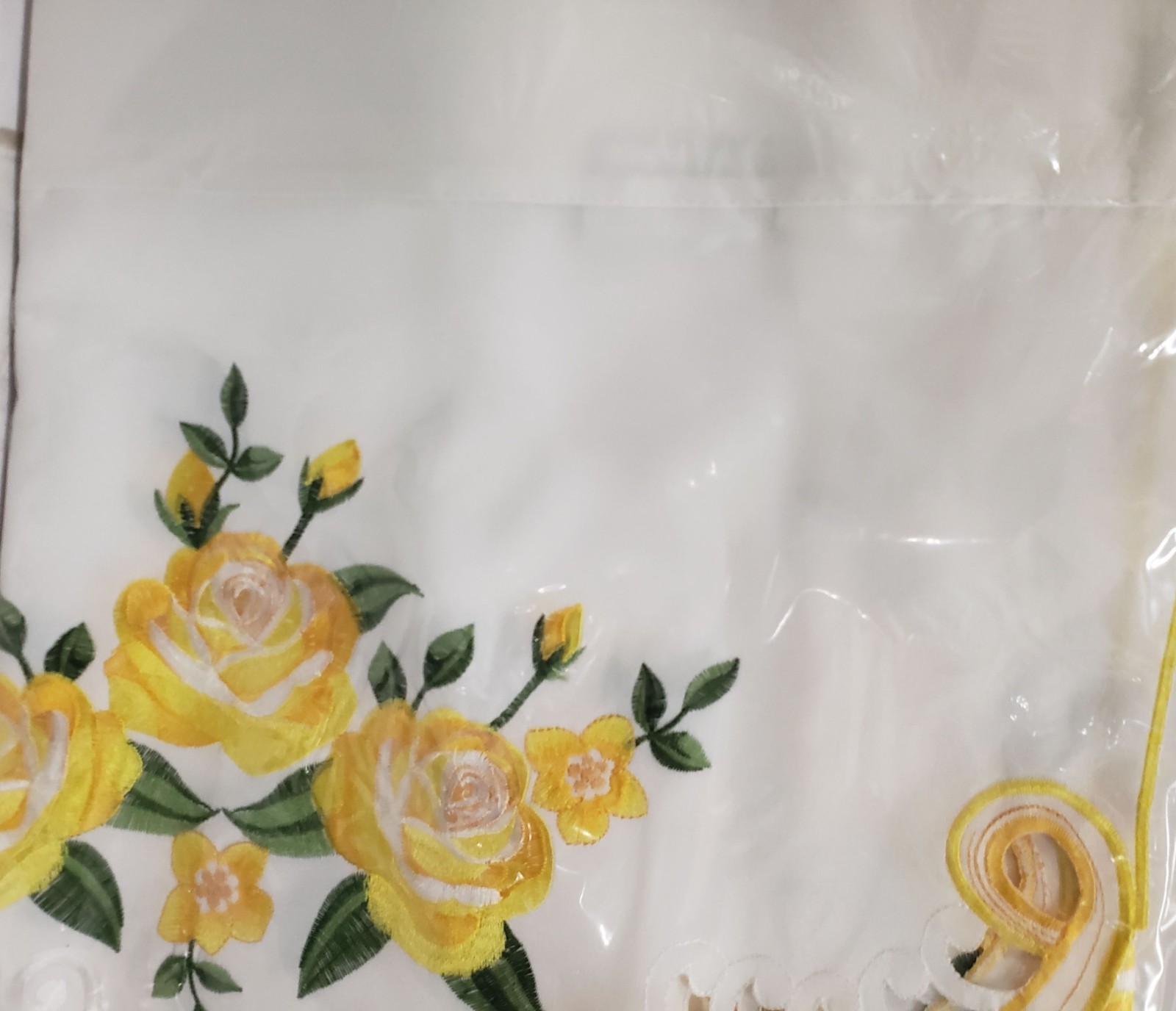 1 Embroidered Cut-out Window Valance (17″Lx58″W) SPRING FLOWERS,YELLOW ROSES, CE