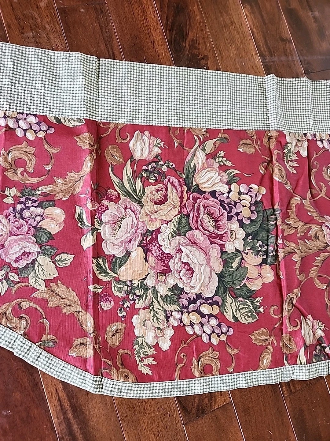 Raymond Waites Tilling Garden DEEP RED Floral Grapes Check Valance 25″x102″