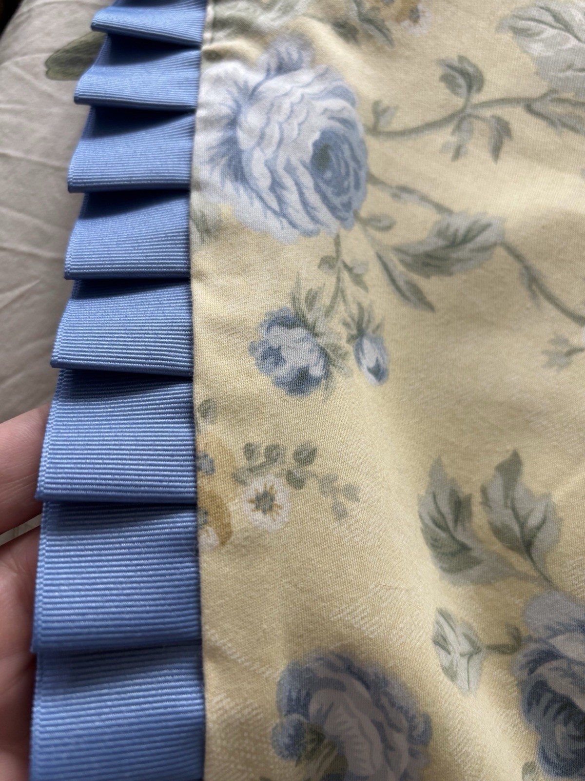 Waverly 1 Window Valance Yellow Floral Blue Roses Scalloped 20″x78″ French
