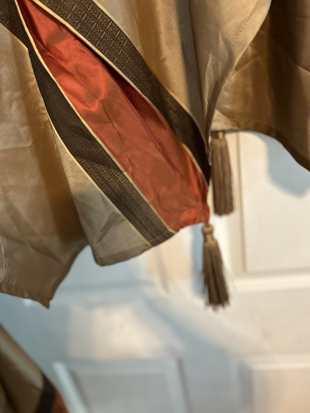CHRIS MADDEN (1) Tan Rust Brown Valance W Tassels 73”x 20.5” Polyester EUC