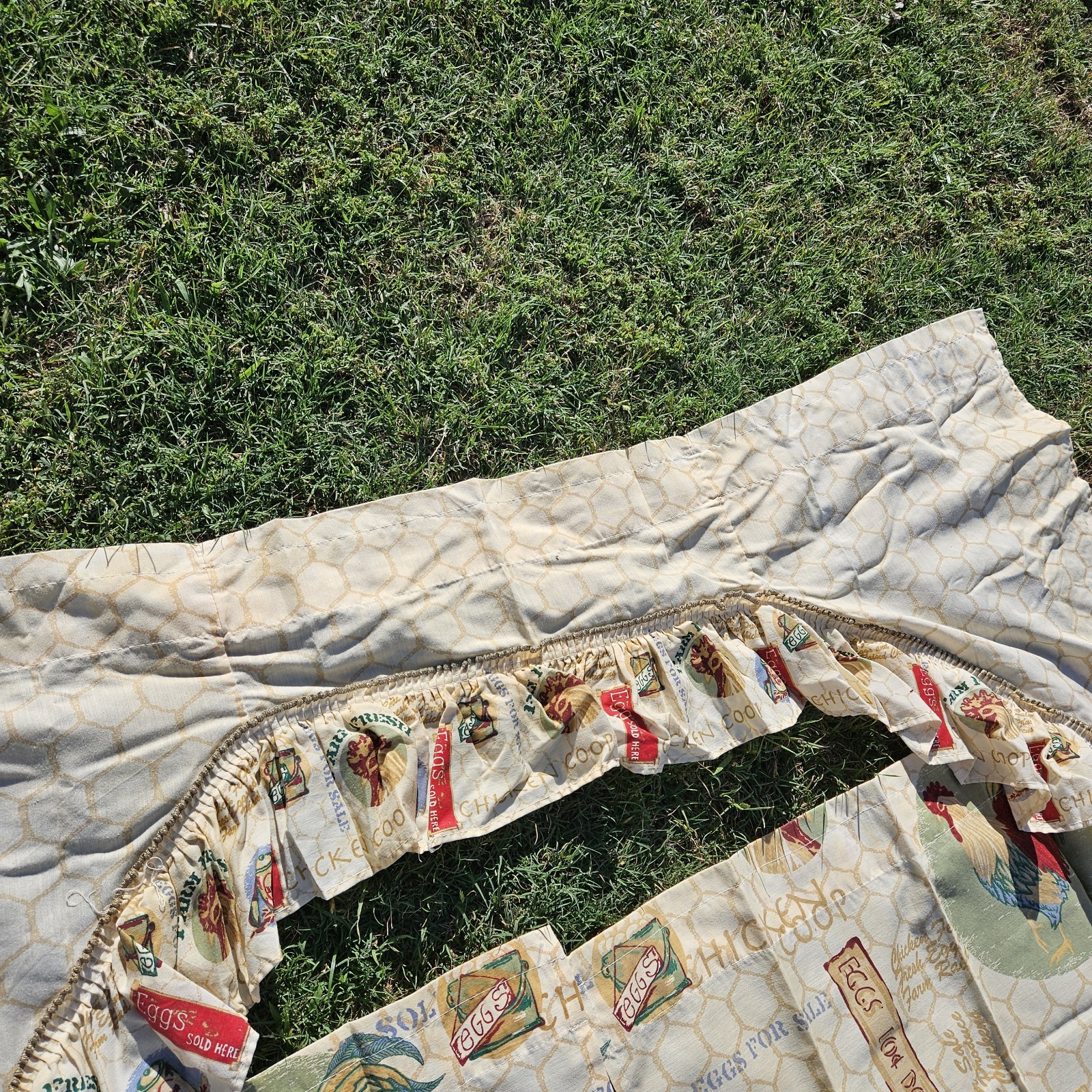 Rooster café curtains with valance vintage. Some staining, possibly from Sun