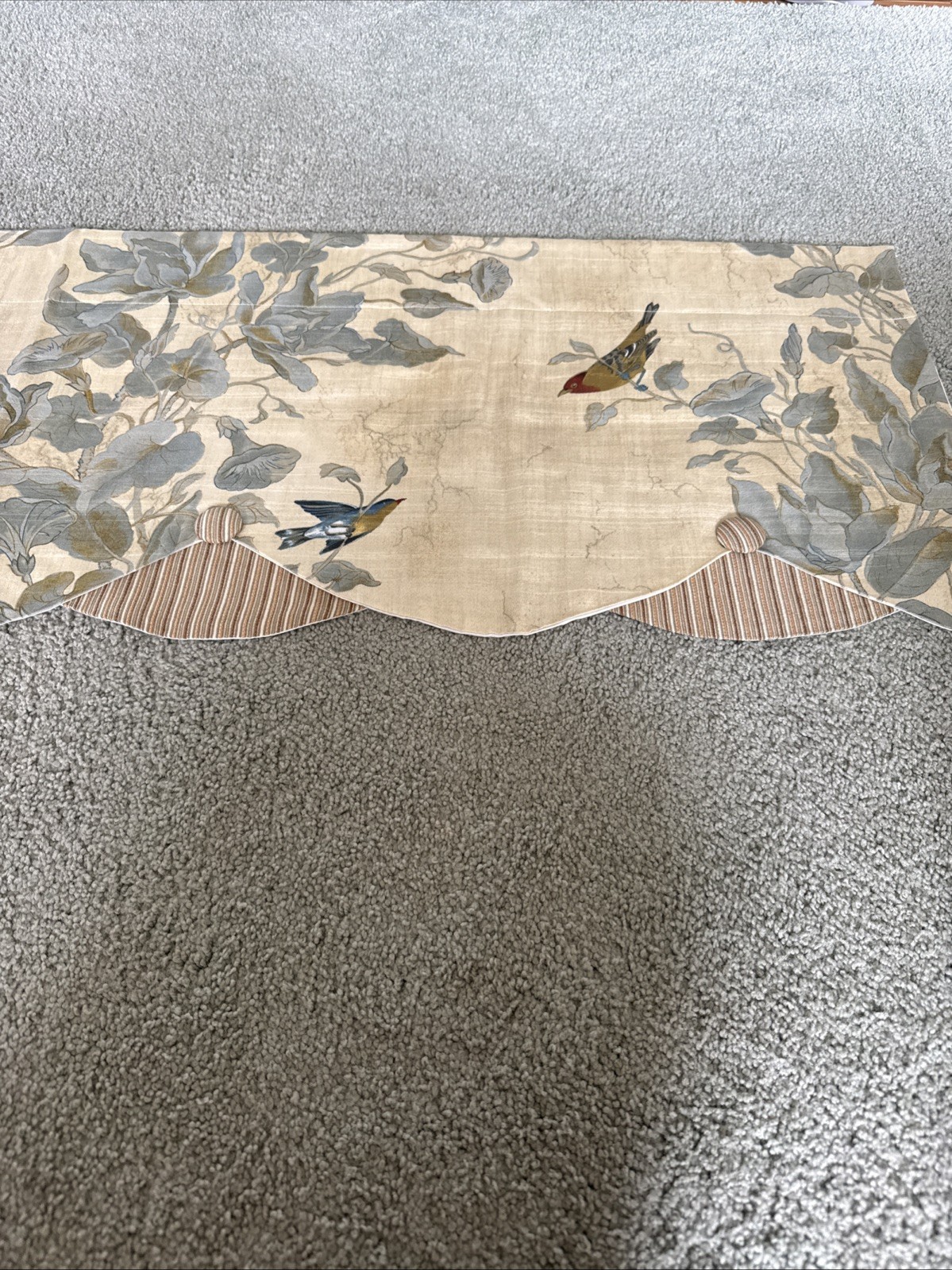 Heritage House Windsong Valance Scallop Buttons Birds 52”X14.5”