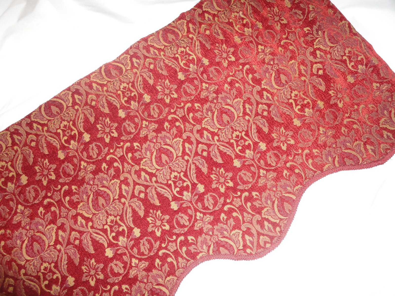 JCP PENNEY RED & GOLD FLORAL SCALLOPED CHENILLE (1) SCALLOPED VALANCE 51 X 22