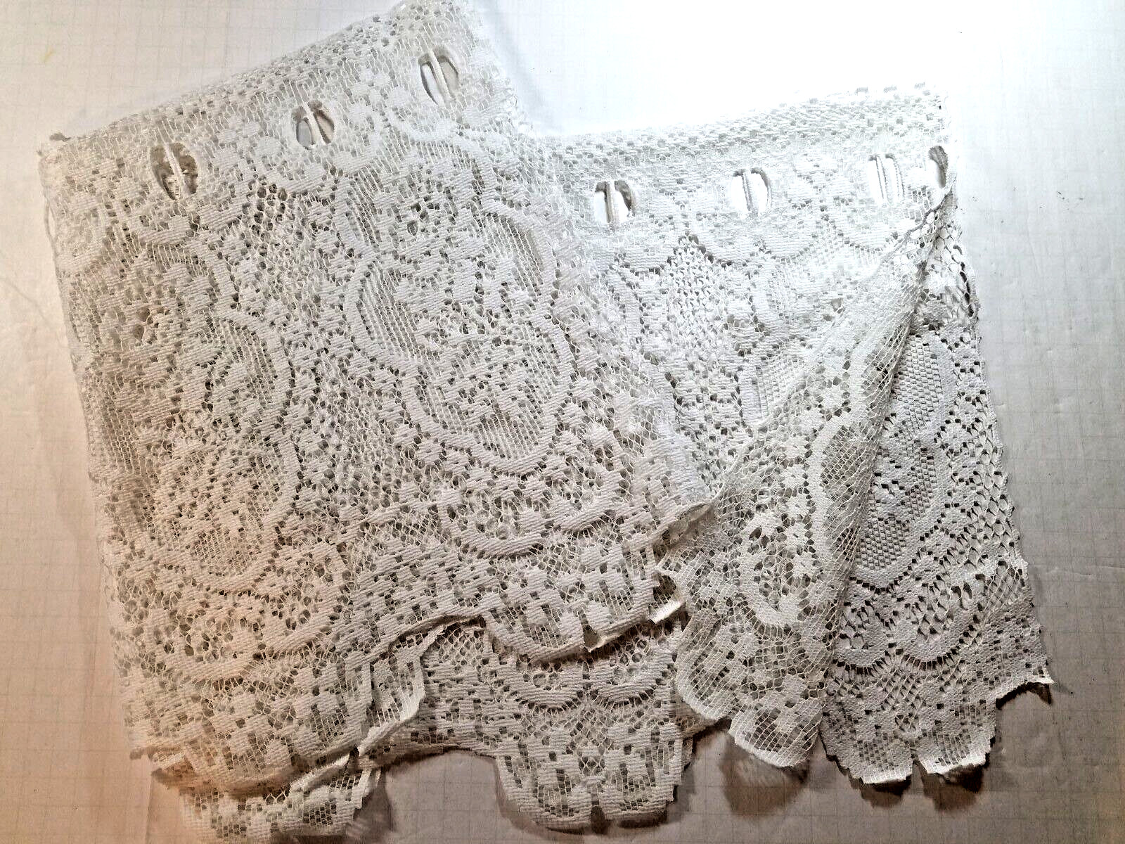 Unbranded FLOWERS VALANCE 60×14.5″ white Rod Pocket Scallop Edge