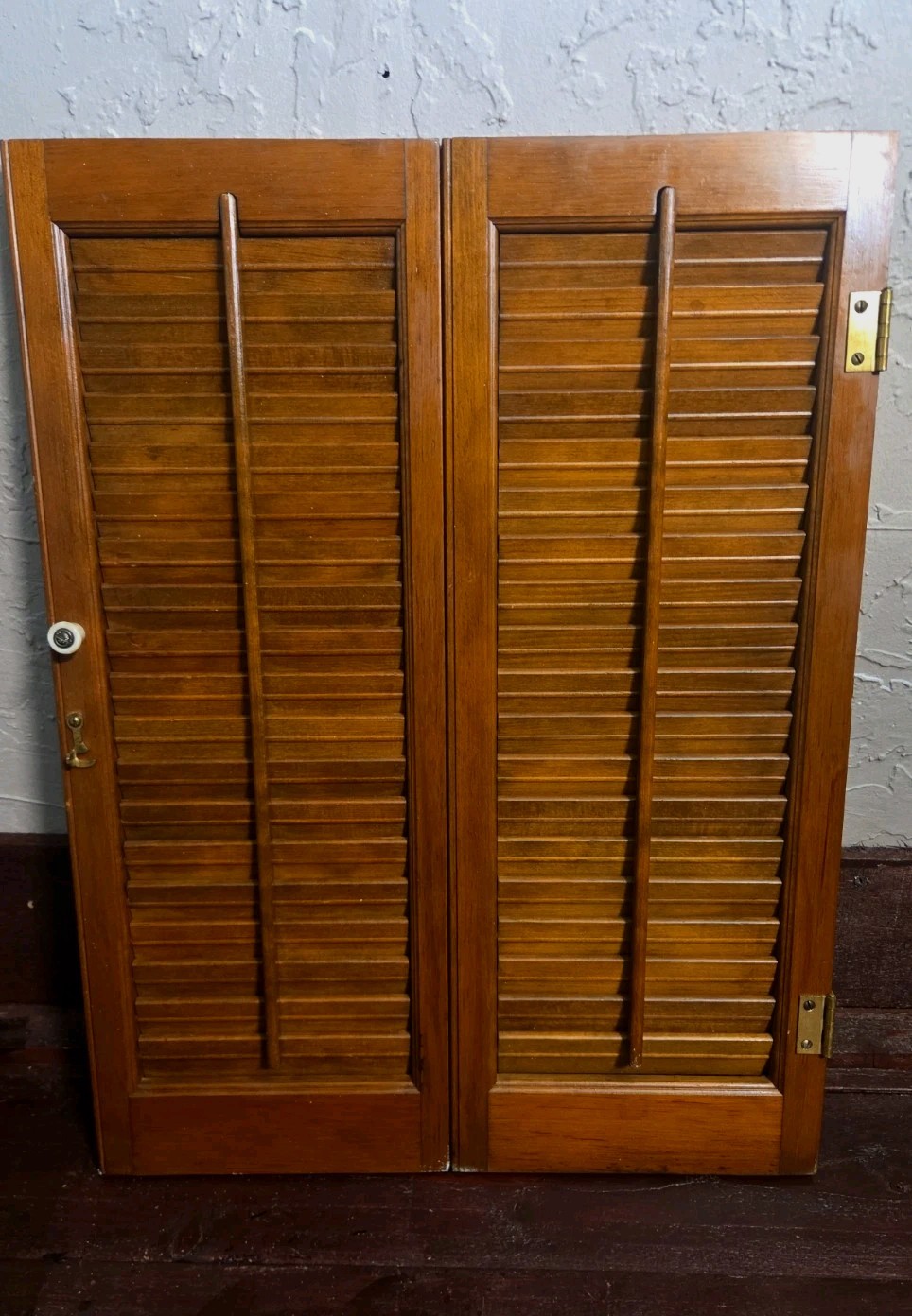 Vintage Wood Window Shutters 23.5″ H x 17.5″ W Each Blind ( Set Of 2 ) Nice