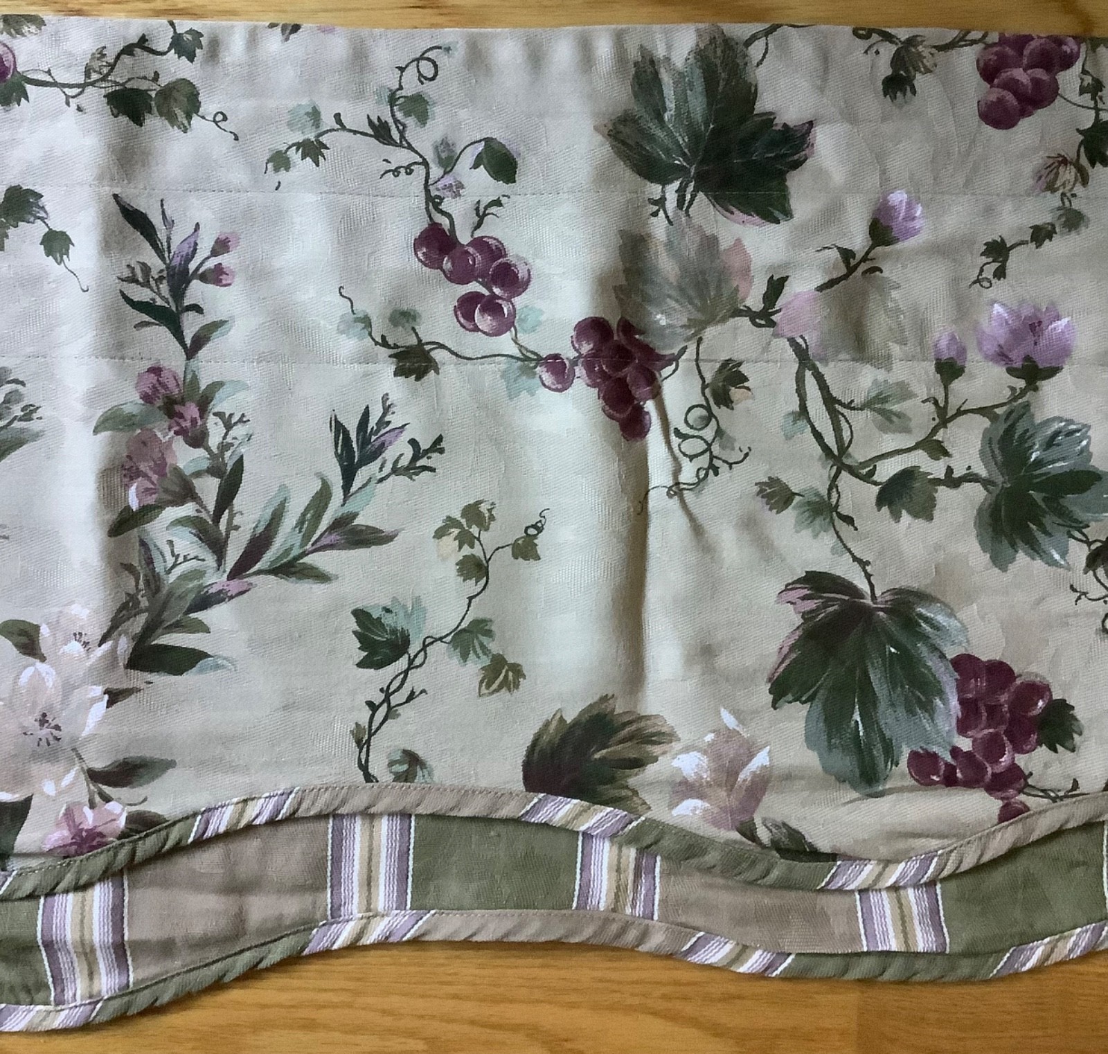 Preown Waverly cotton valance, rod pocket 17inH x 77inL, grapes/floral, Ex cond