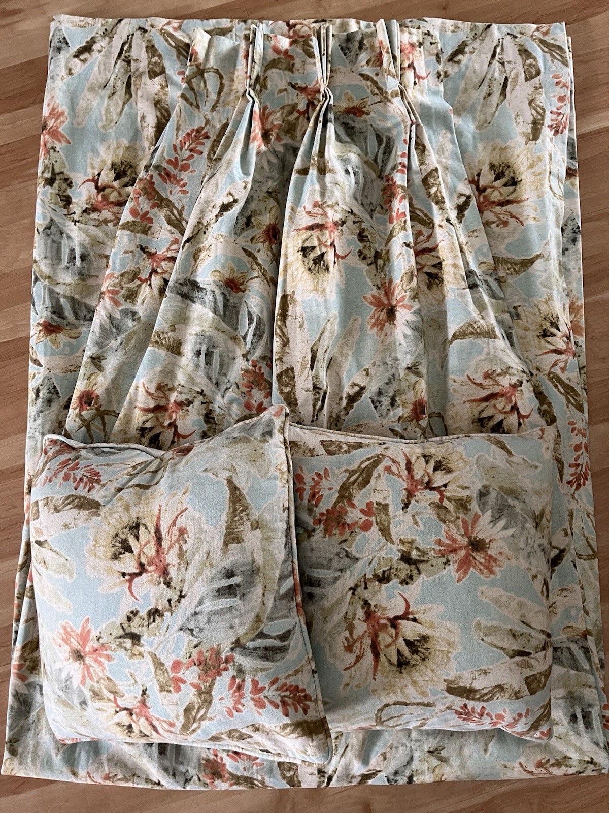 2 Panels Tommy Bahama Coastal Kamari Pinch Pleated Drapes 33 x 103” w 2 Pillows