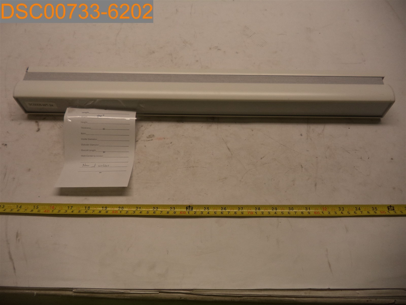 SCRATCHES: SC0005-WT-24 24″ Width