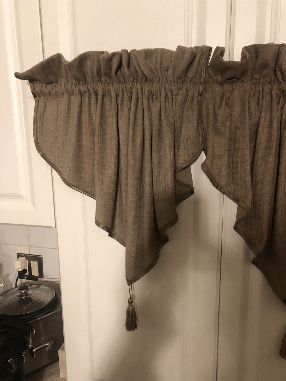 2 CROSCILL CRUSHED CHENILLE ASCOT VALANCES TASSEL TAUPE TAN 40″X25″