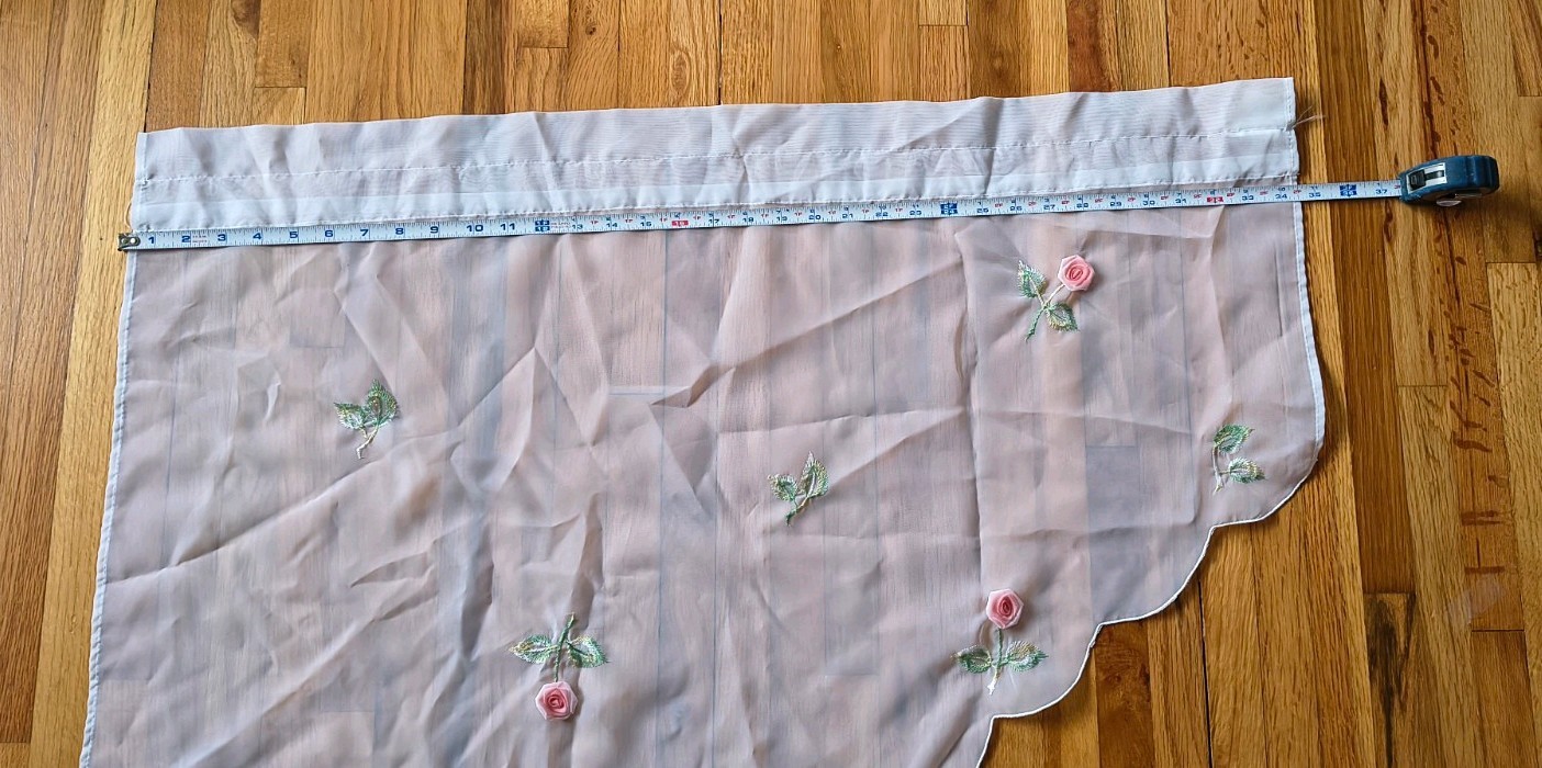 Vtg Peek-A-Bloom Sheer Organza Scarf Valance Embroidered Pink Roses Scalloped