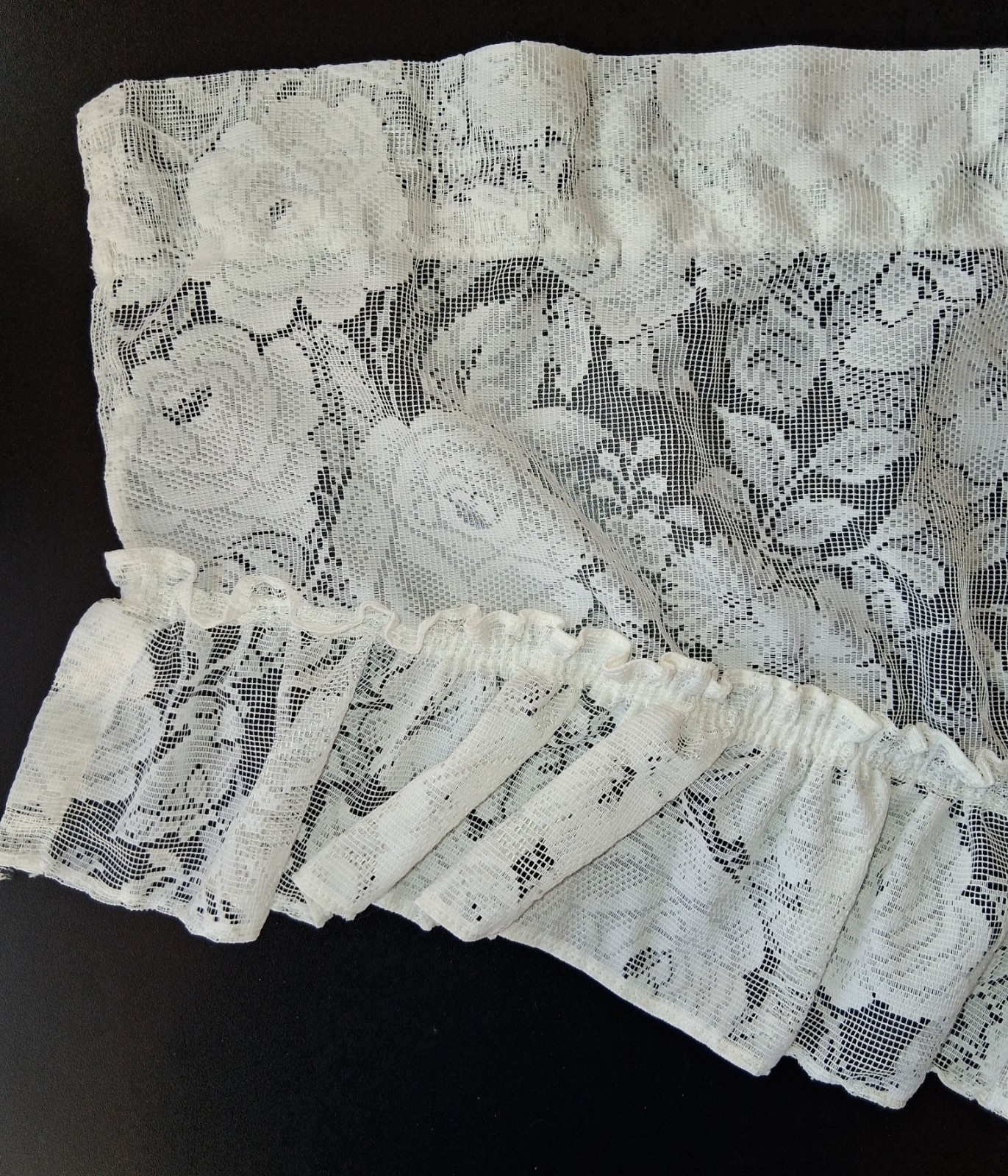 ROSE LACE SCALLOPED 2PC SWAG VALANCE SET Off White EUC 33 x 19 each Side