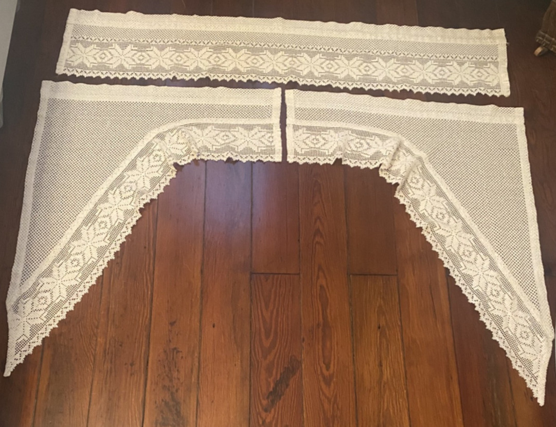 VTG Off White Crochet Lace 3 Piece Snow Flake Pattern Swag Panels & Valance