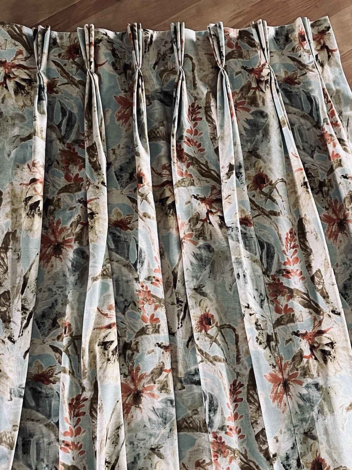 2 Panels Tommy Bahama Coastal Kamari Pinch Pleated Drapes 33 x 103” w 2 Pillows
