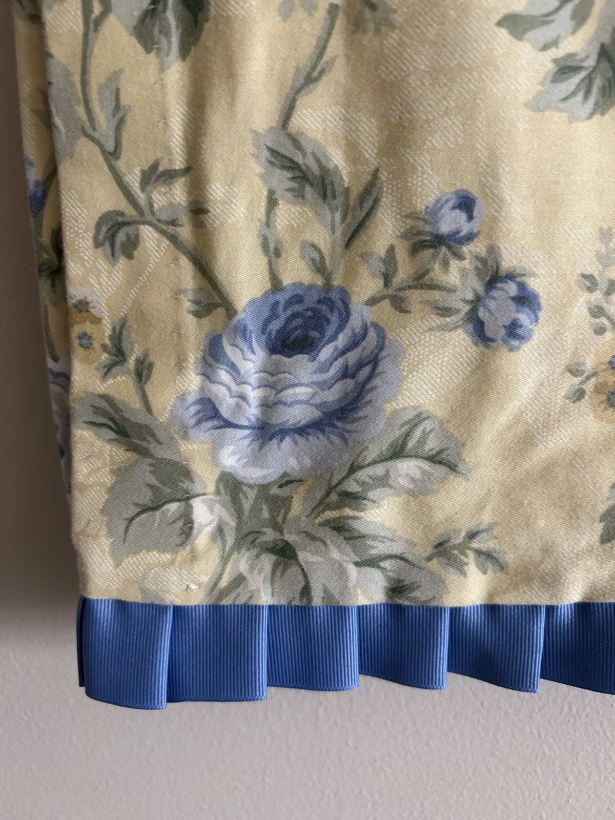 Waverly 1 Window Valance Yellow Floral Blue Roses Scalloped 20″x78″ French
