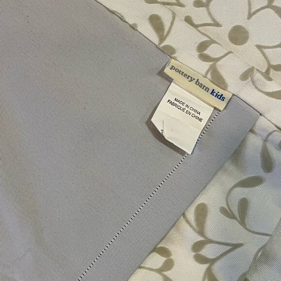 Pottery Barn Kids White With Gray Velvet Floral Pattern Sweet Flower Size 44×63”