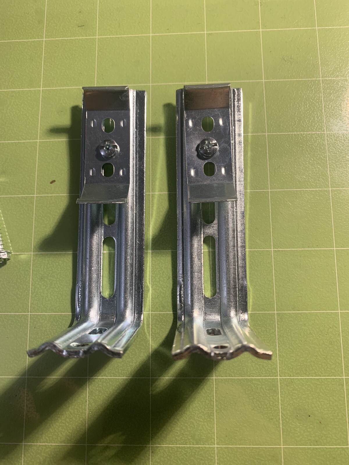 VERTICAL BLIND OUTSIDE MOUNT BRACKET GRABER G-71 & FITS MANY OTHERS – Pair – New