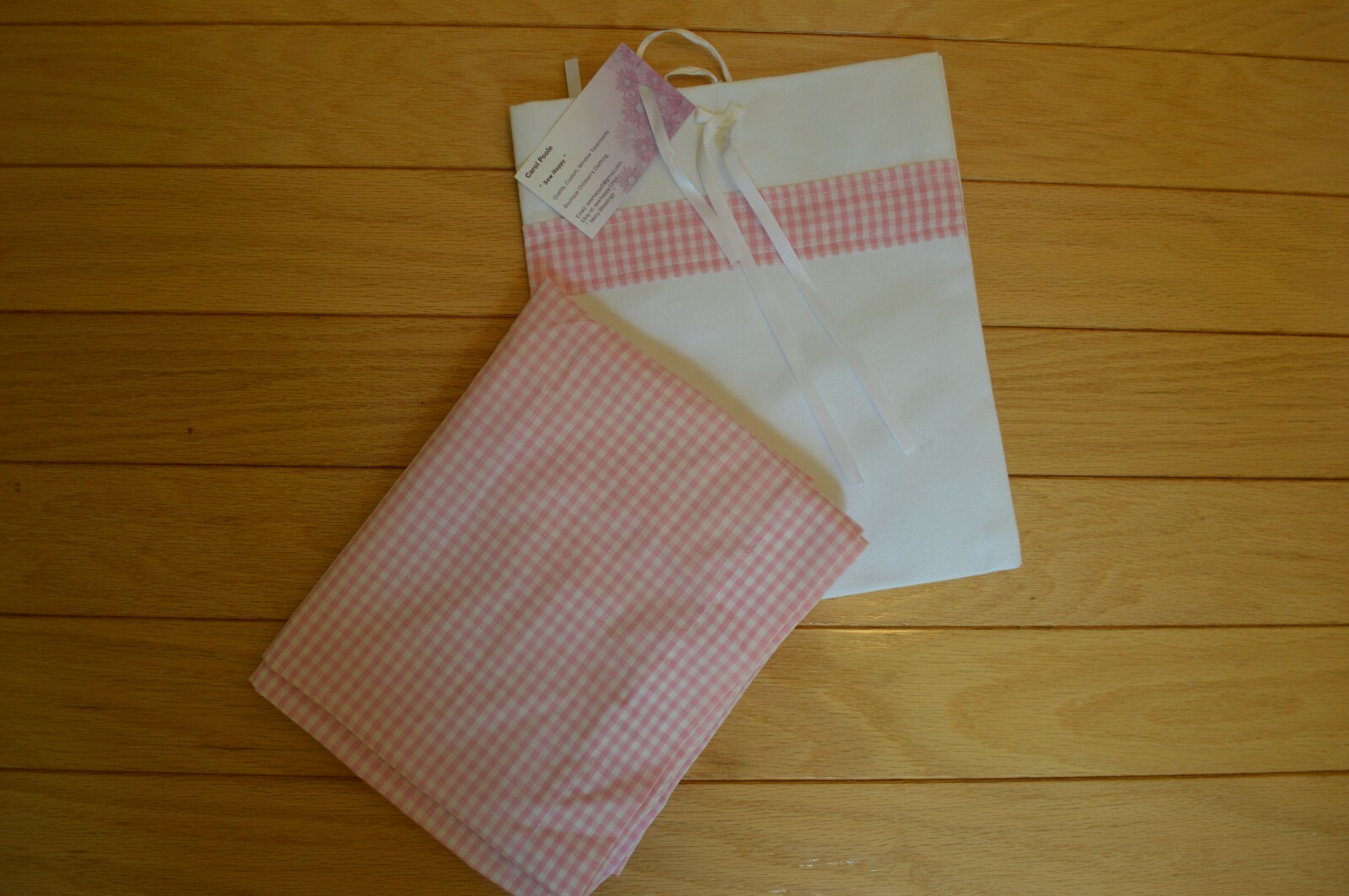 Valance Custom pink and white gingham made by sewhappy children’s Beautiful!